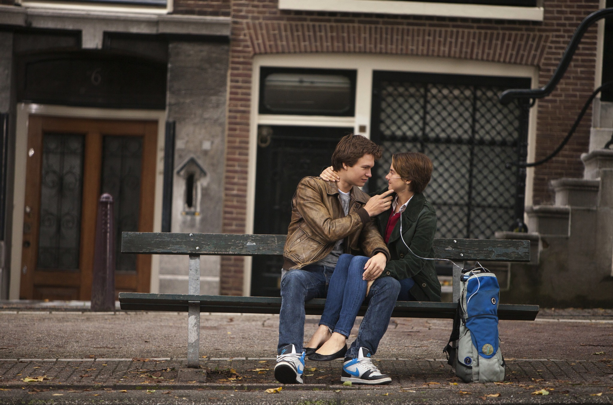 Still of Shailene Woodley and Ansel Elgort in Del musu likimo ir zvaigzdes kaltos (2014)