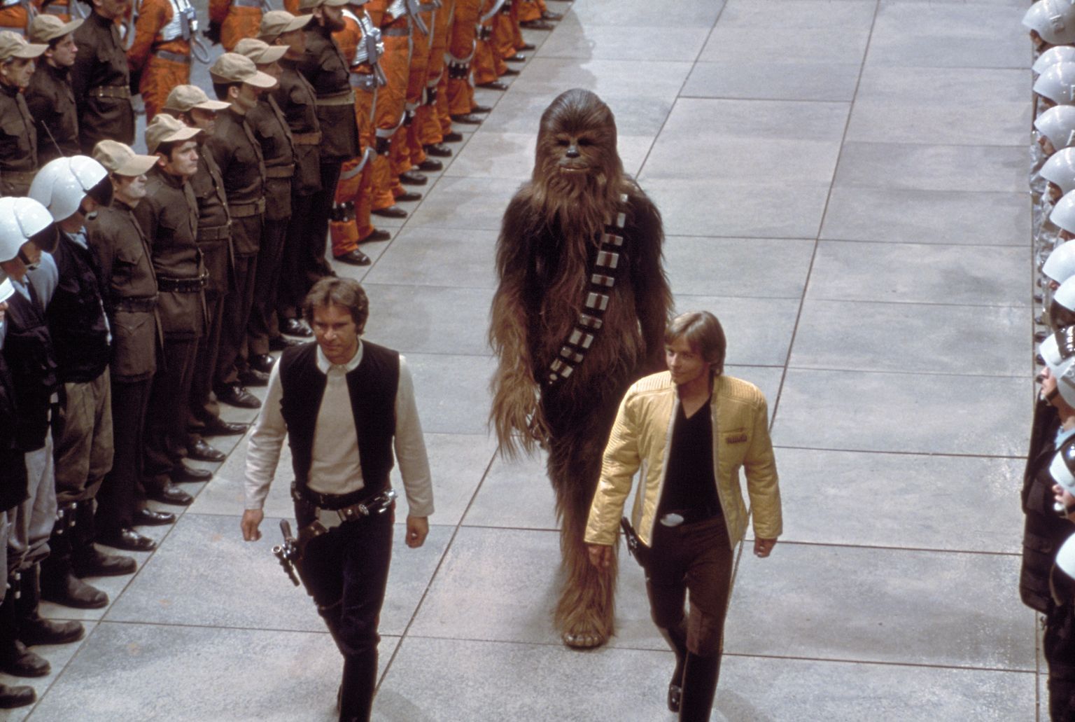 Still of Harrison Ford, Mark Hamill and Peter Mayhew in Zvaigzdziu karai (1977)