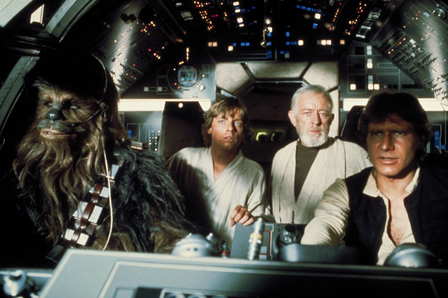 Still of Alec Guinness, Harrison Ford, Mark Hamill and Peter Mayhew in Zvaigzdziu karai (1977)