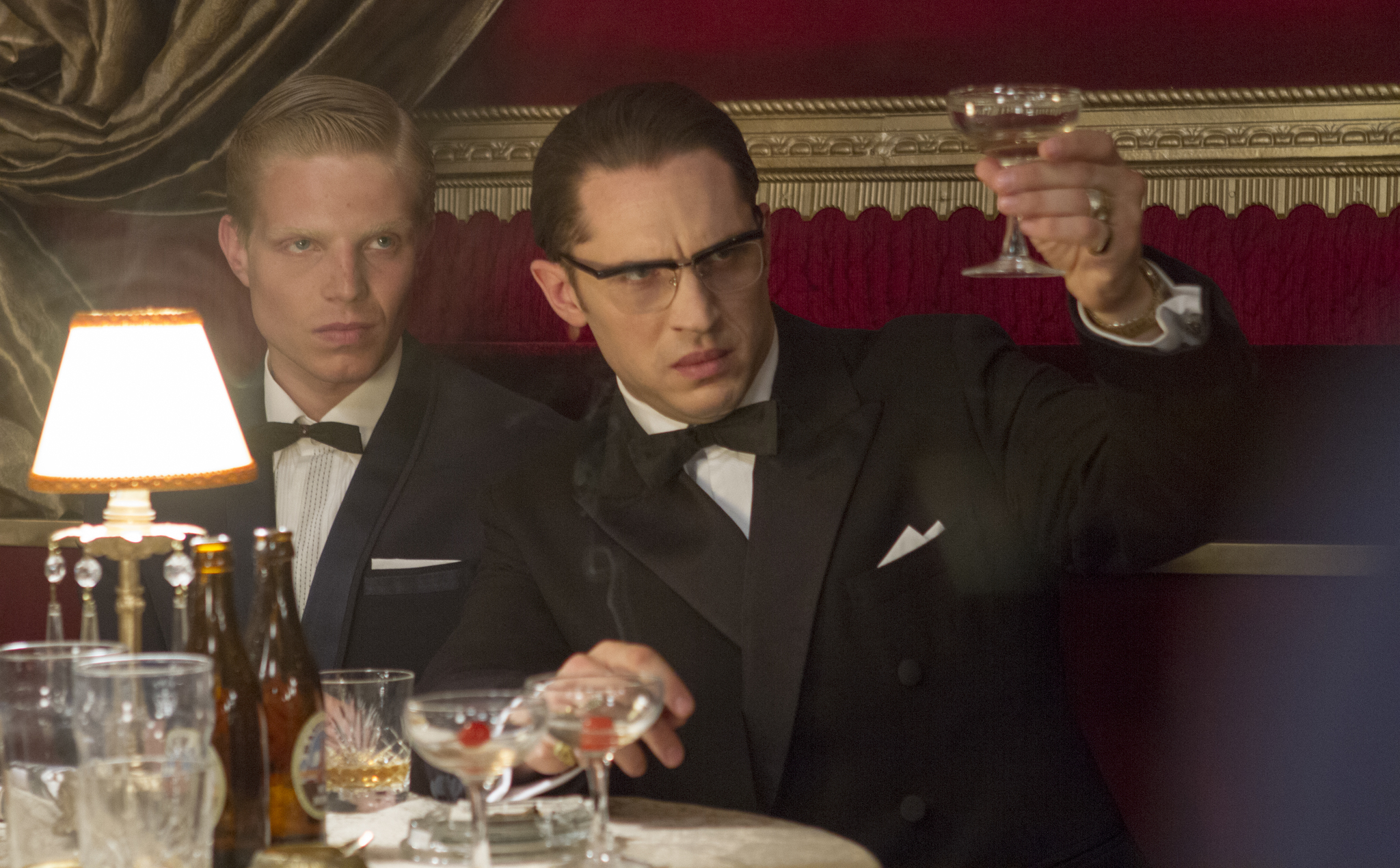 Still of Tom Hardy and Charley Palmer Rothwell in Legenda (2015)