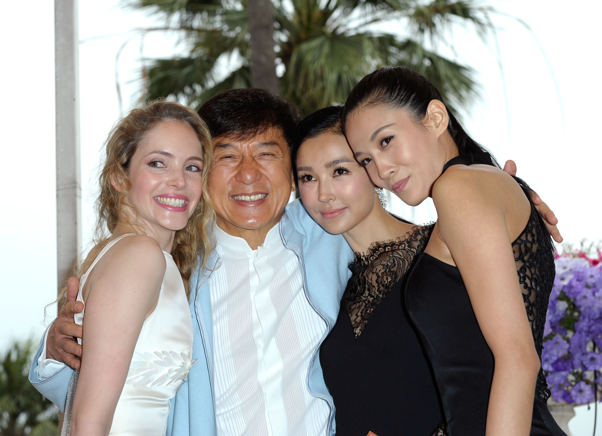 Jackie Chan, Laura Weissbecker, Xingtong Yao and Lanxin Zhang at event of Operacija: Zodiakas (2012)