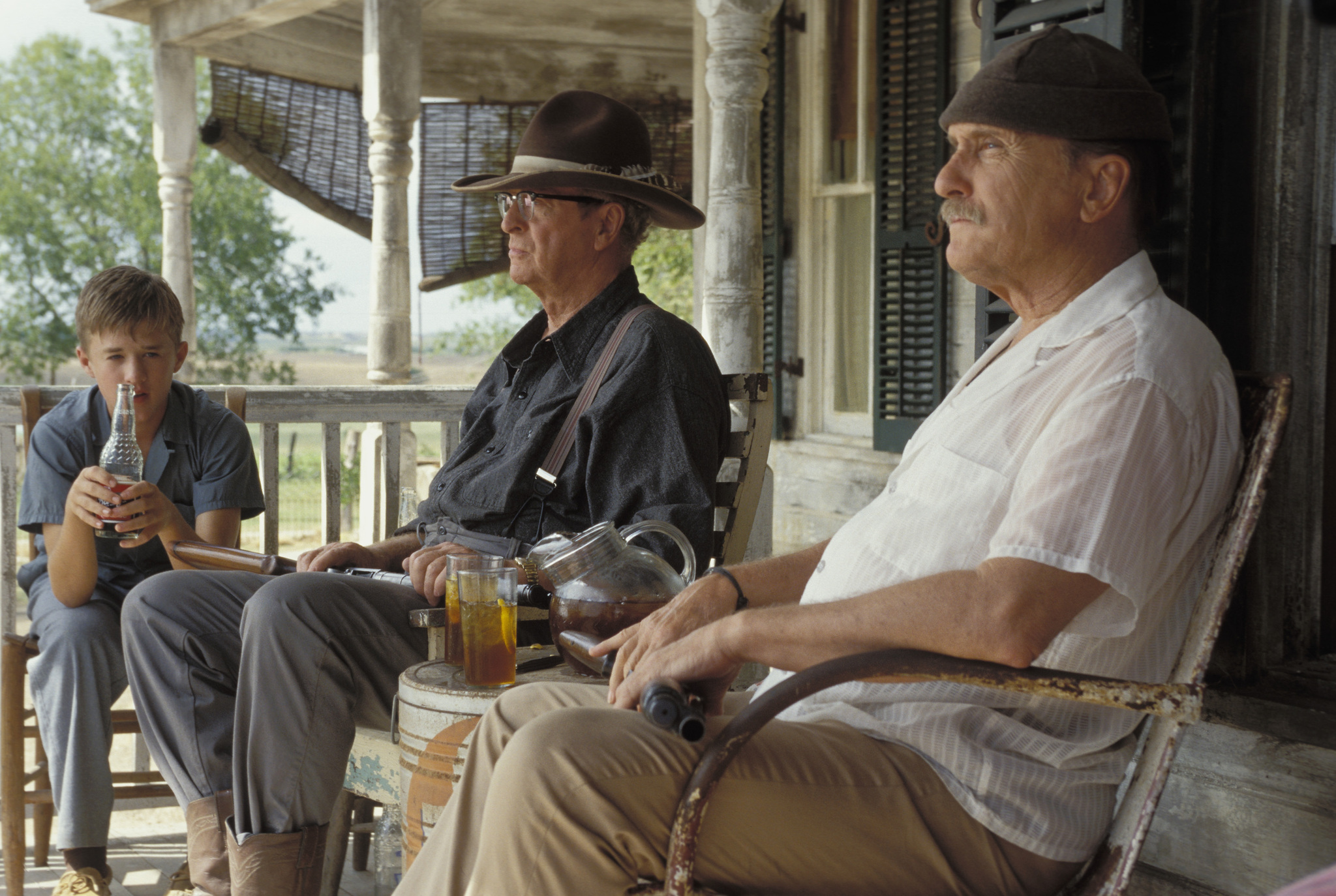 Still of Michael Caine, Robert Duvall and Haley Joel Osment in Secondhand Lions (2003)