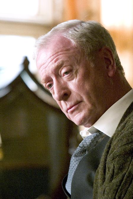 Still of Michael Caine in Betmenas: Pradzia (2005)