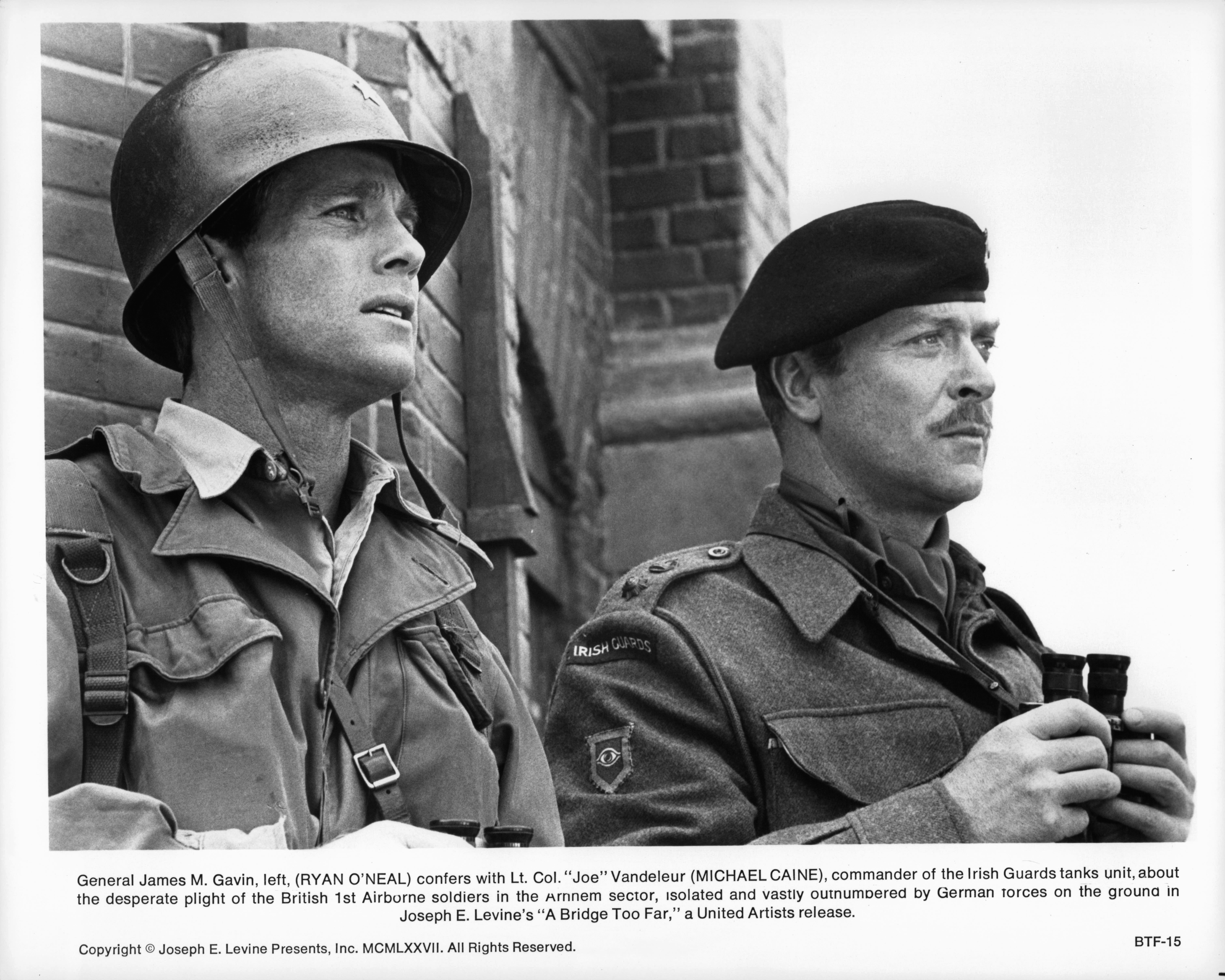 Still of Michael Caine and Ryan O'Neal in A Bridge Too Far (1977)