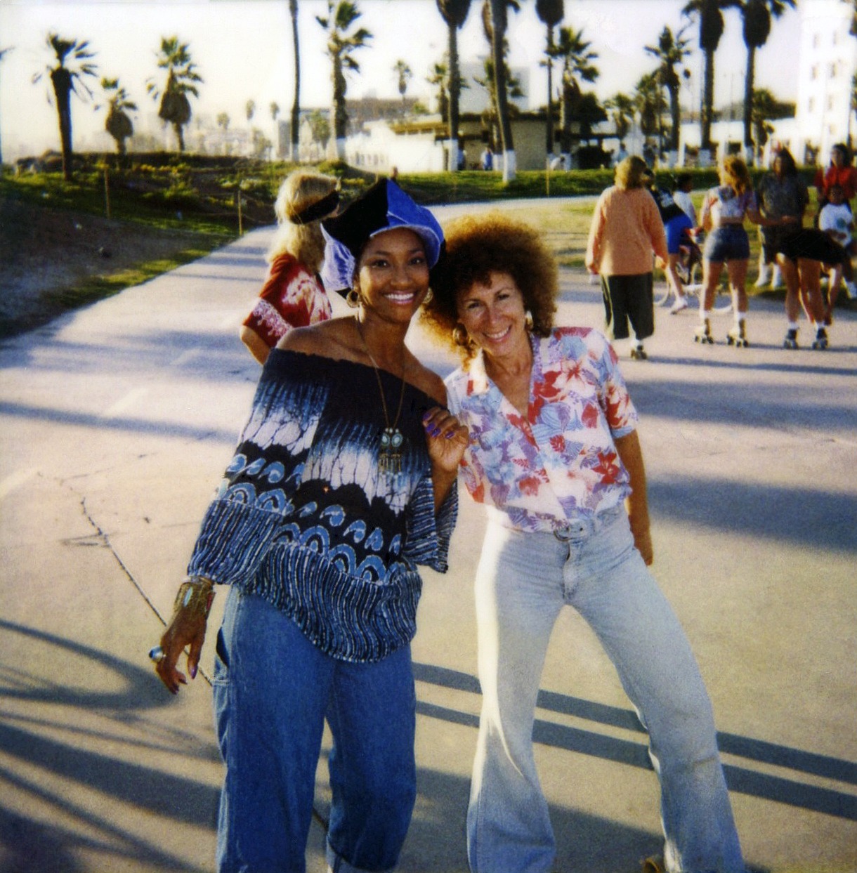 Pamella D'Pella and Rhea Perlman, posing before the skate scene in 