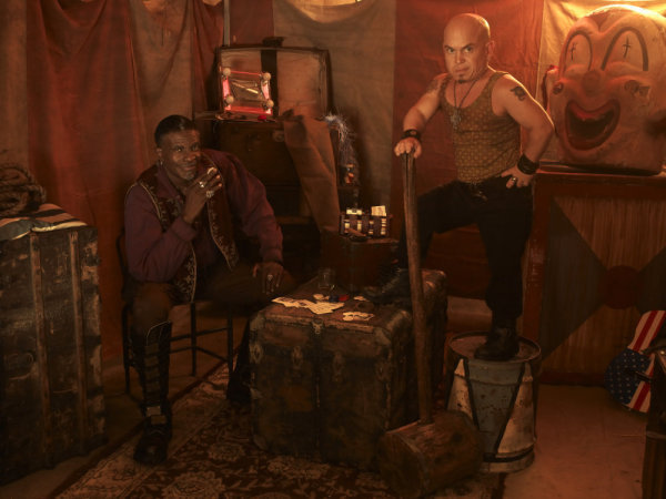 Still of Keith David and Martin Klebba in The Cape (2011)