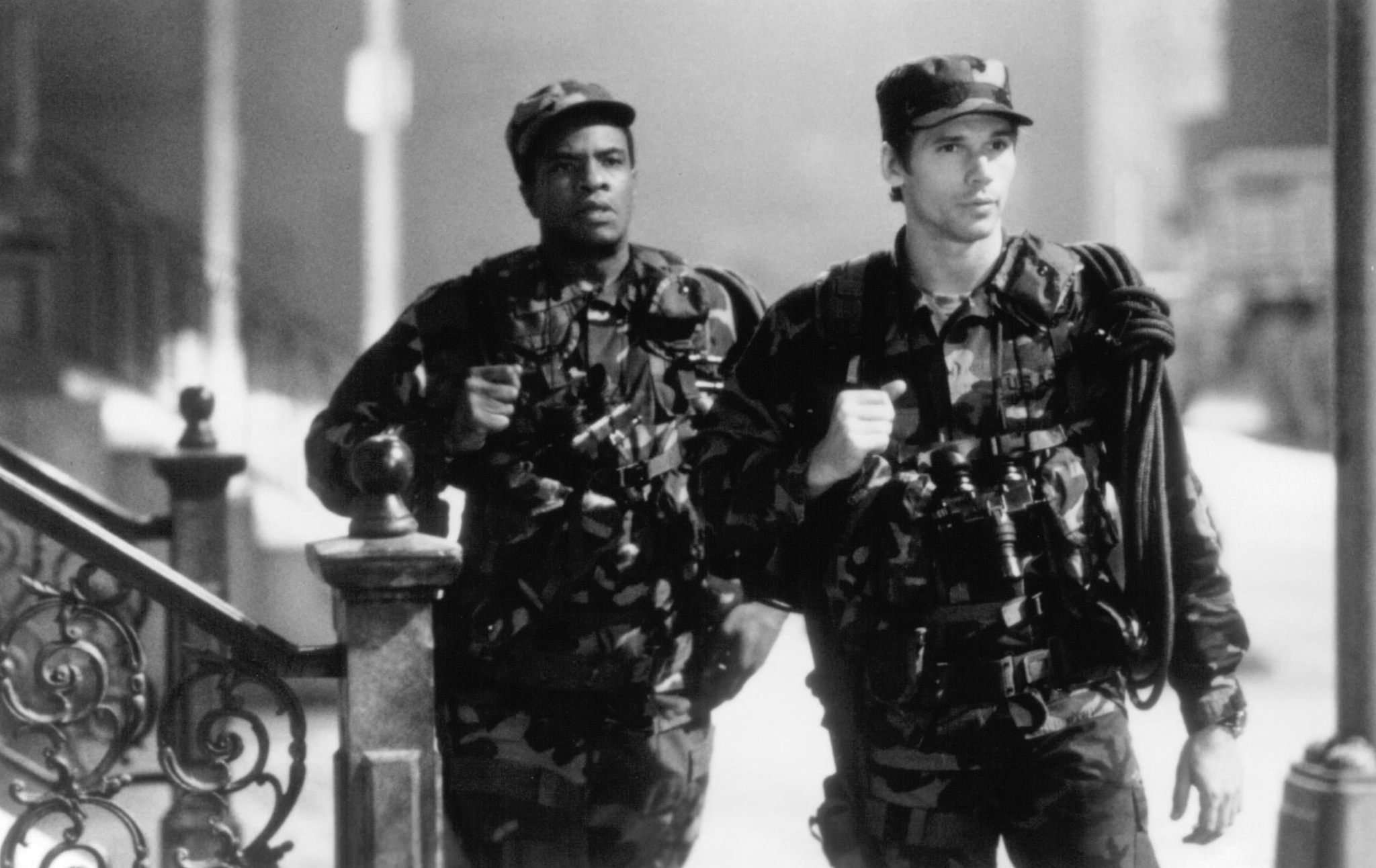 Still of Keith David and Eric Thal in The Puppet Masters (1994)