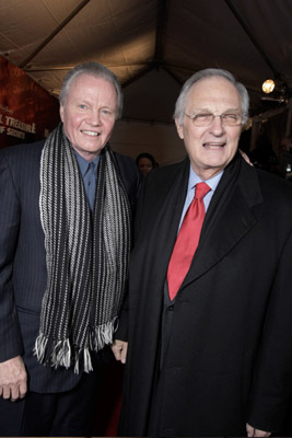 Alan Alda and Jon Voight at event of National Treasure: Book of Secrets (2007)