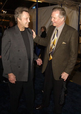 Jon Voight and Christopher Walken at event of Pagauk, jei gali (2002)