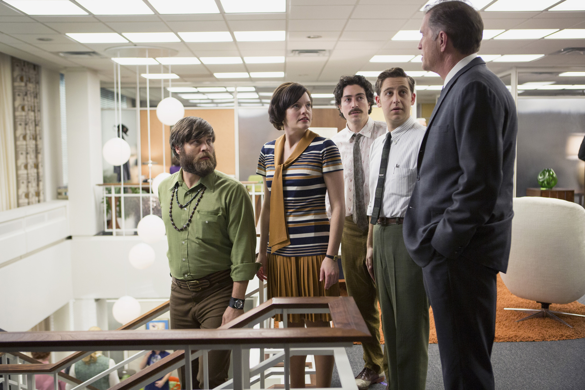 Still of Elisabeth Moss, Trevor Einhorn, Ben Feldman and John Mathis in MAD MEN. Reklamos vilkai (2007)