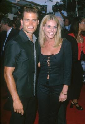 Casper Van Dien and Catherine Oxenberg at event of Deep Blue Sea (1999)