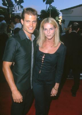 Casper Van Dien and Catherine Oxenberg at event of Deep Blue Sea (1999)