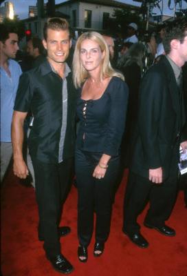 Casper Van Dien and Catherine Oxenberg at event of Deep Blue Sea (1999)