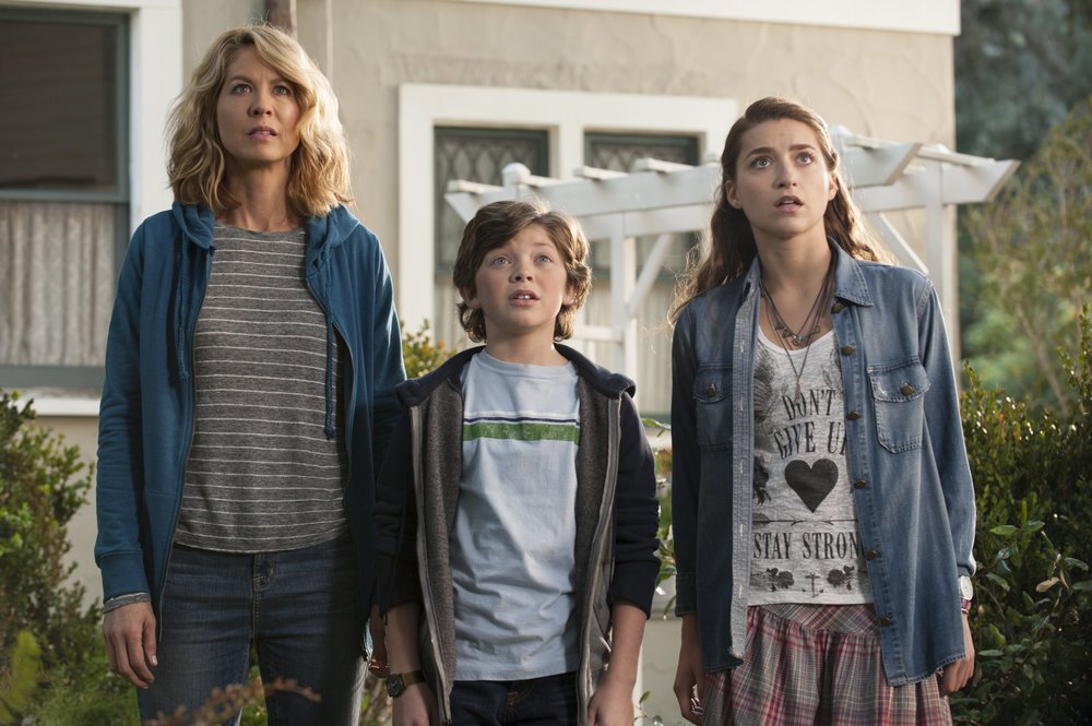 Still of Jenna Elfman, Eli Baker and Ava Deluca-Verley in Growing Up Fisher (2014)