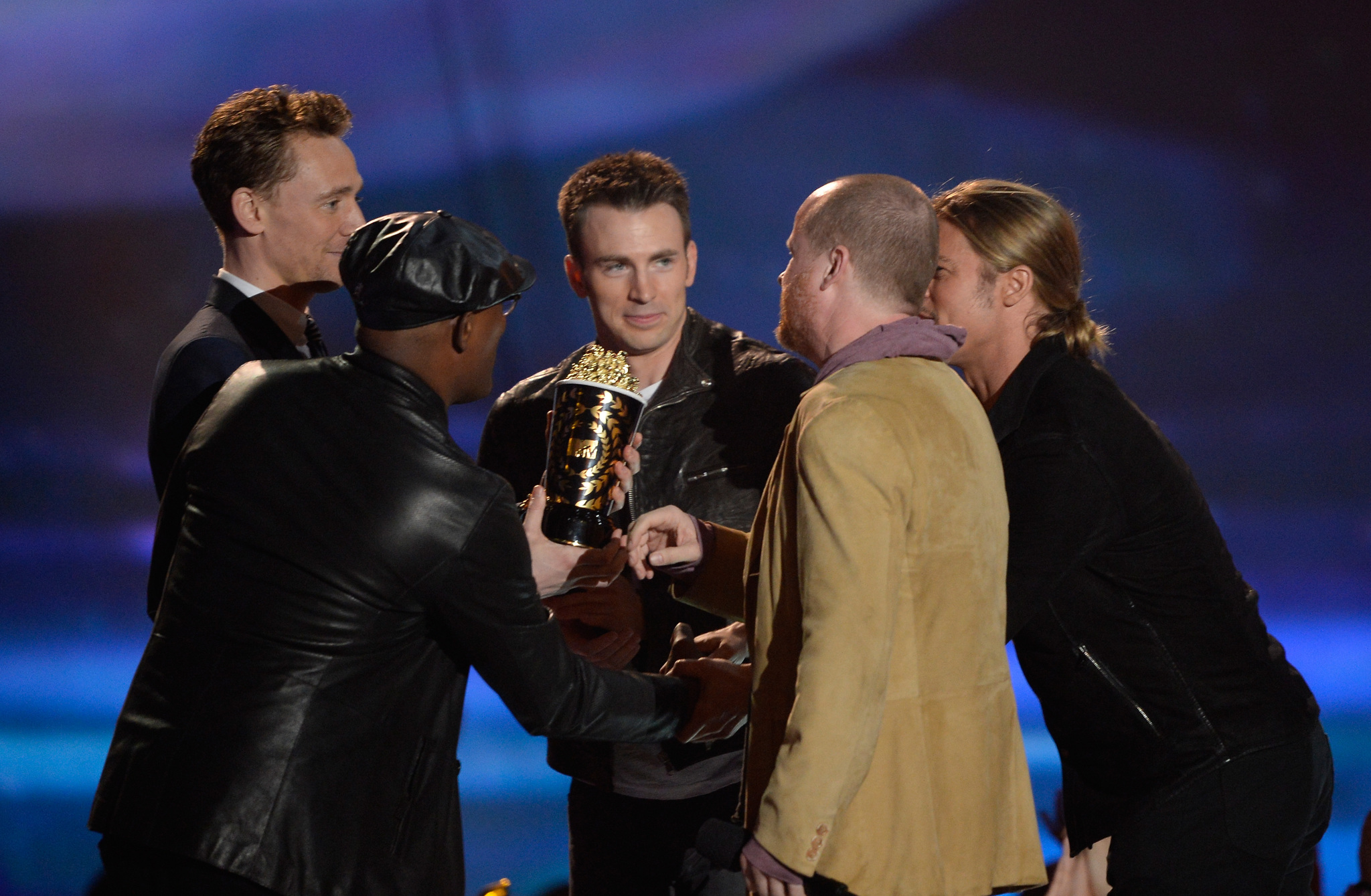 Brad Pitt, Samuel L. Jackson, Chris Evans, Joss Whedon and Tom Hiddleston at event of 2013 MTV Movie Awards (2013)