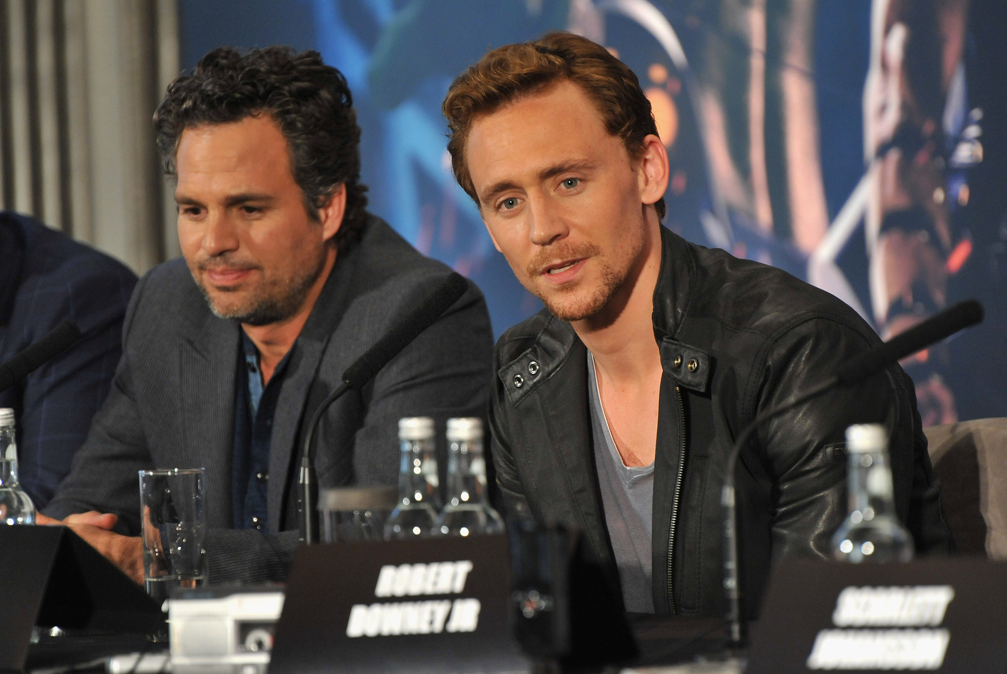 Mark Ruffalo and Tom Hiddleston at event of Kersytojai (2012)