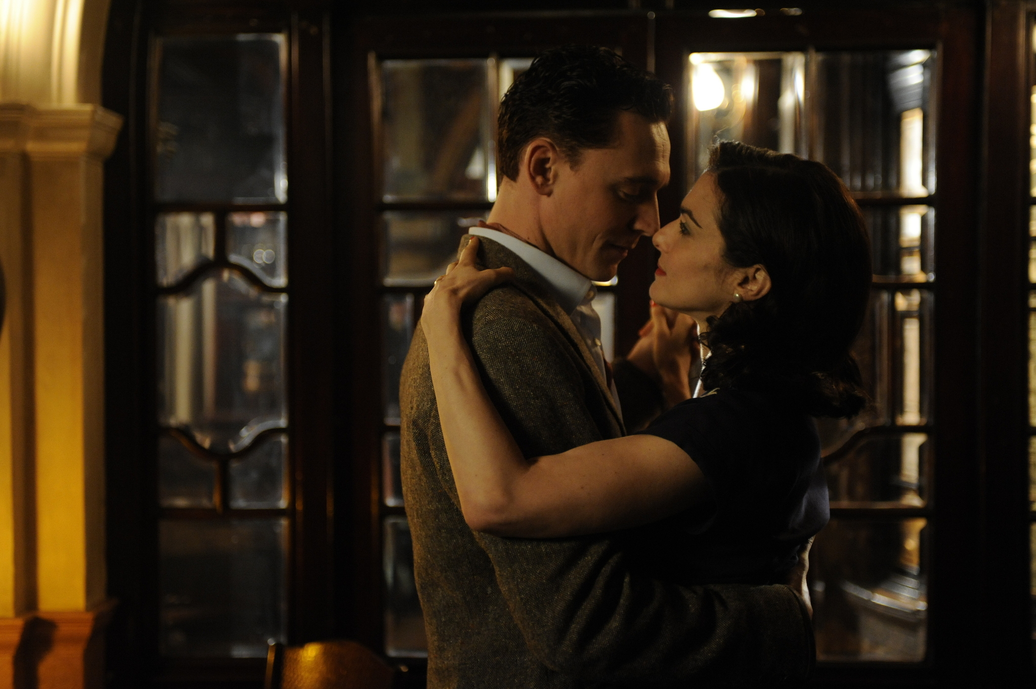 Still of Rachel Weisz and Tom Hiddleston in The Deep Blue Sea (2011)