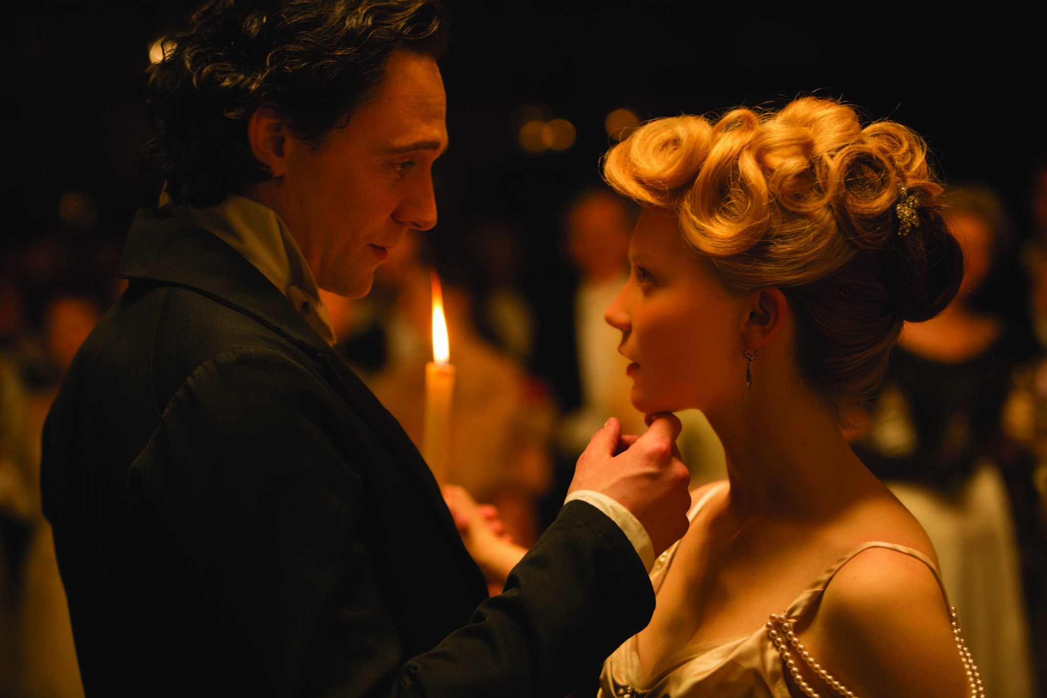 Still of Tom Hiddleston and Mia Wasikowska in Purpurine kalva (2015)