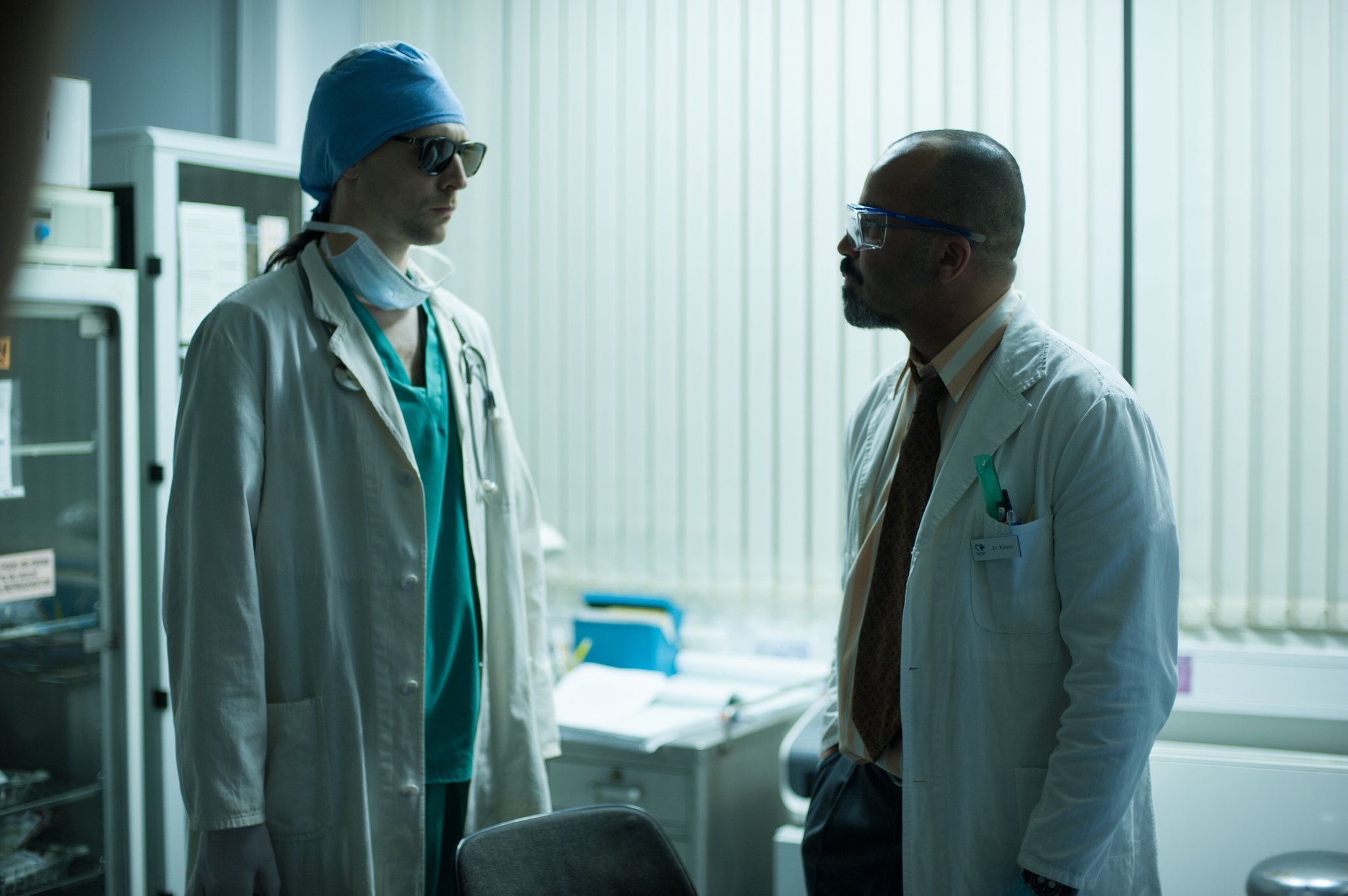 Still of Jeffrey Wright and Tom Hiddleston in Isgyvena tik mylintys (2013)