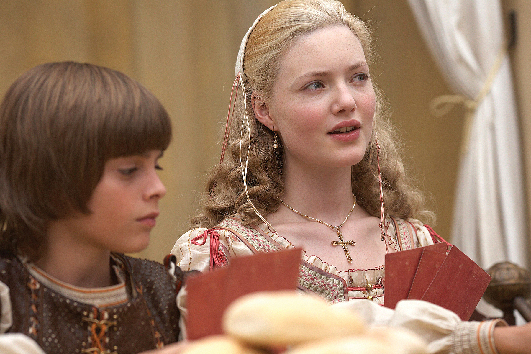 Still of Holliday Grainger and Aidan Alexander in Bordzijos (2011)