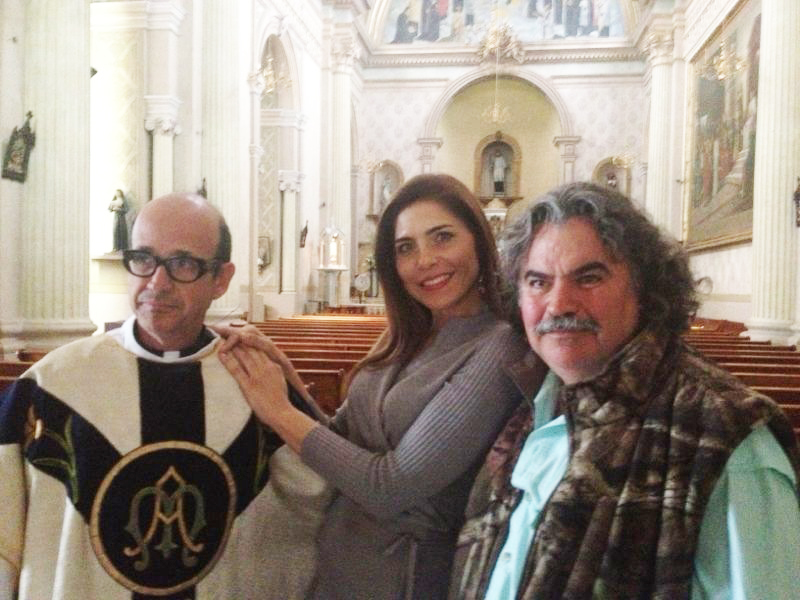 Lorena Meritano and Manuel Fernández pose with Fin del Mundo director Sergio Avilés at San Juan Nepomuceno church, one of the primary locations in Saltillo, México.