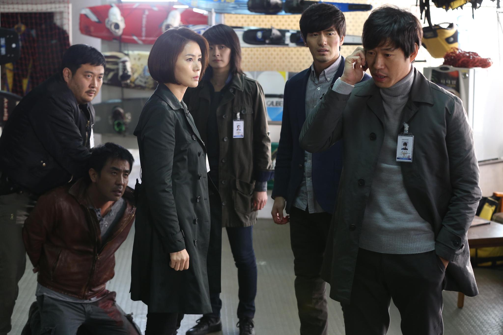 Still of Joon-sang Yoo, Seong-ryeong Kim, Jin-wook Lee and Seung-ryong Ryu in Pyojeok (2014)