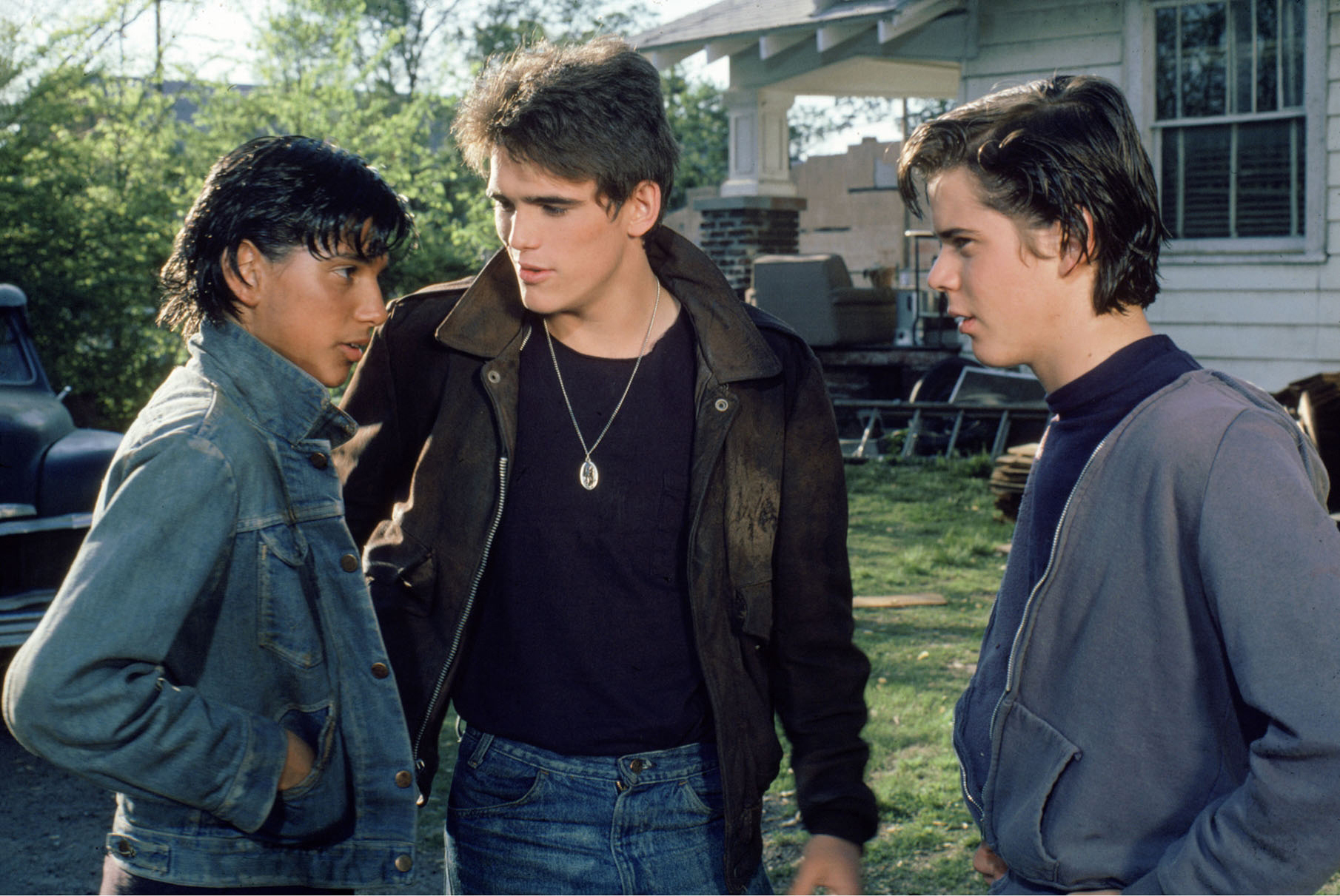 Still of Matt Dillon, C. Thomas Howell and Ralph Macchio in The Outsiders (1983)