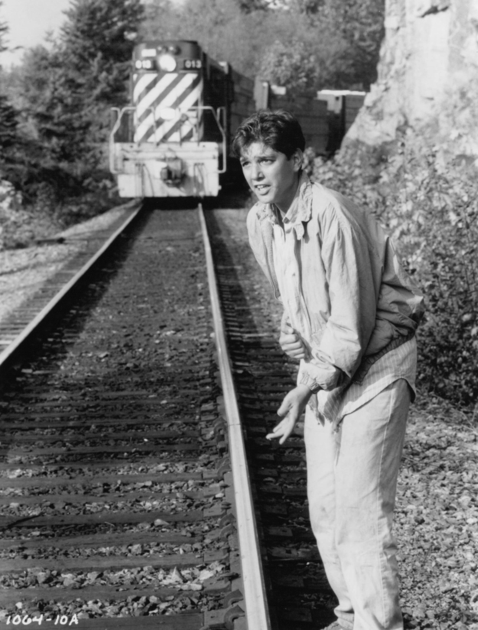 Still of Ralph Macchio in Distant Thunder (1988)