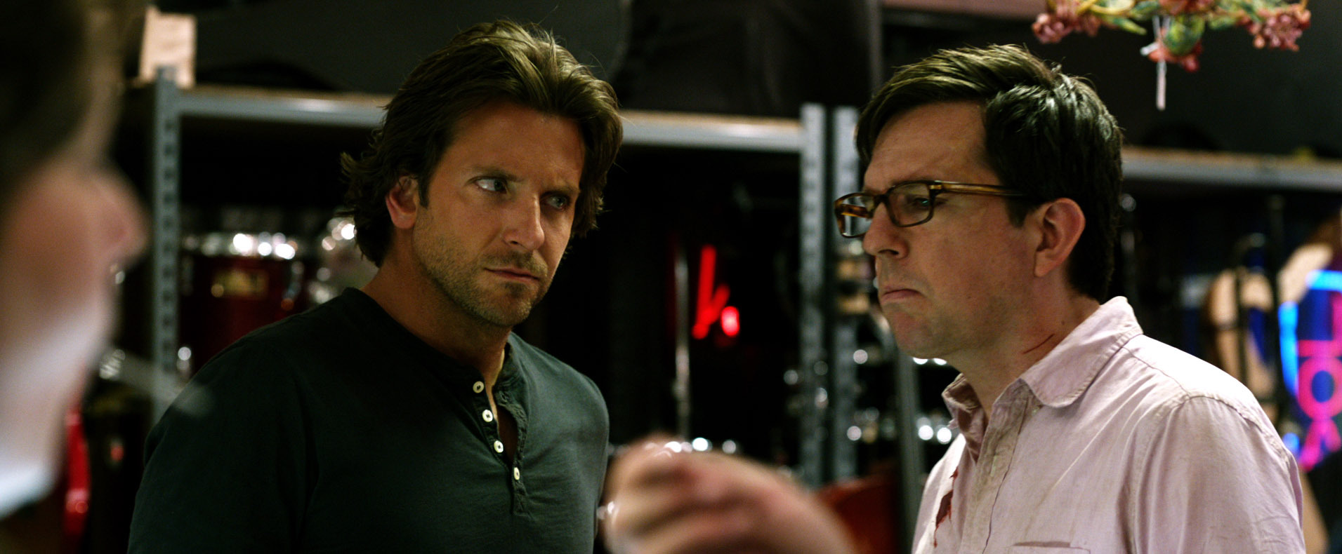 Still of Bradley Cooper and Ed Helms in Pagirios 3: velniai zino kur (2013)