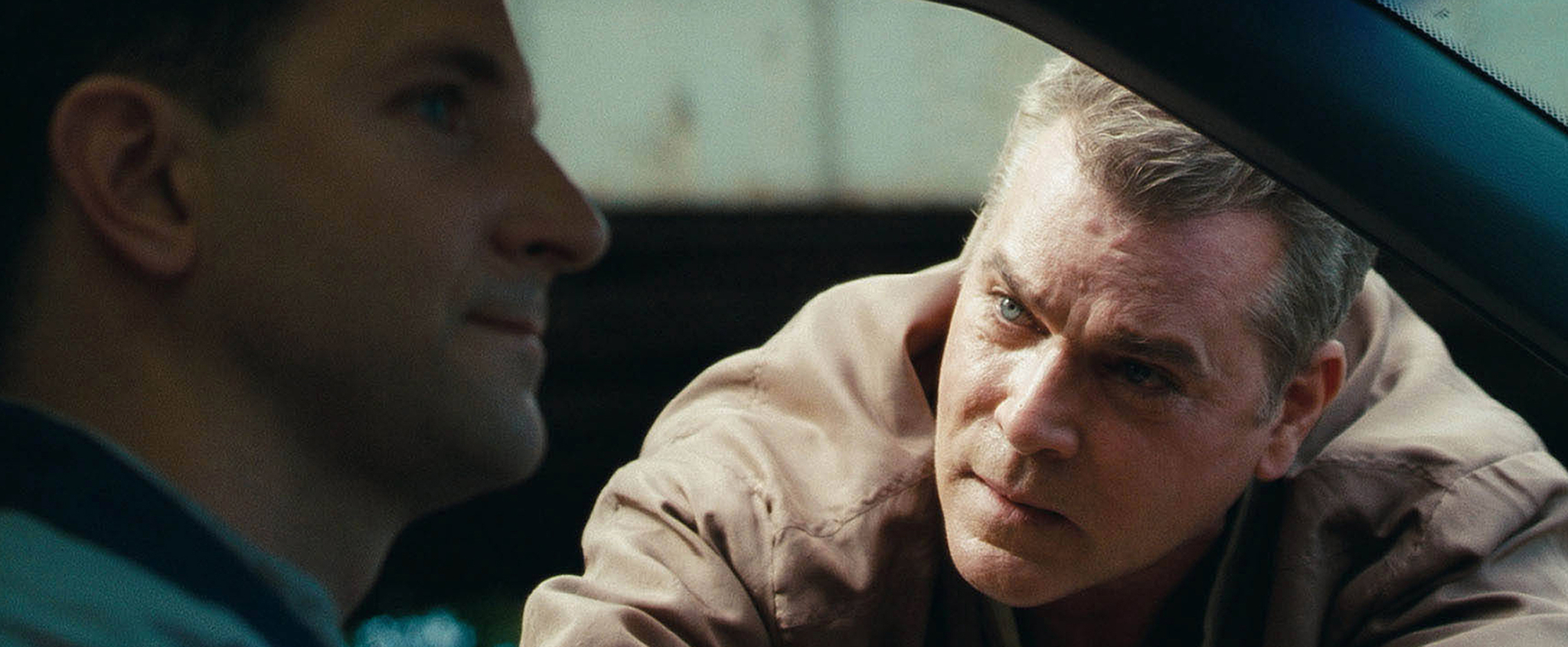 Still of Ray Liotta and Bradley Cooper in Niujorko seselyje (2012)