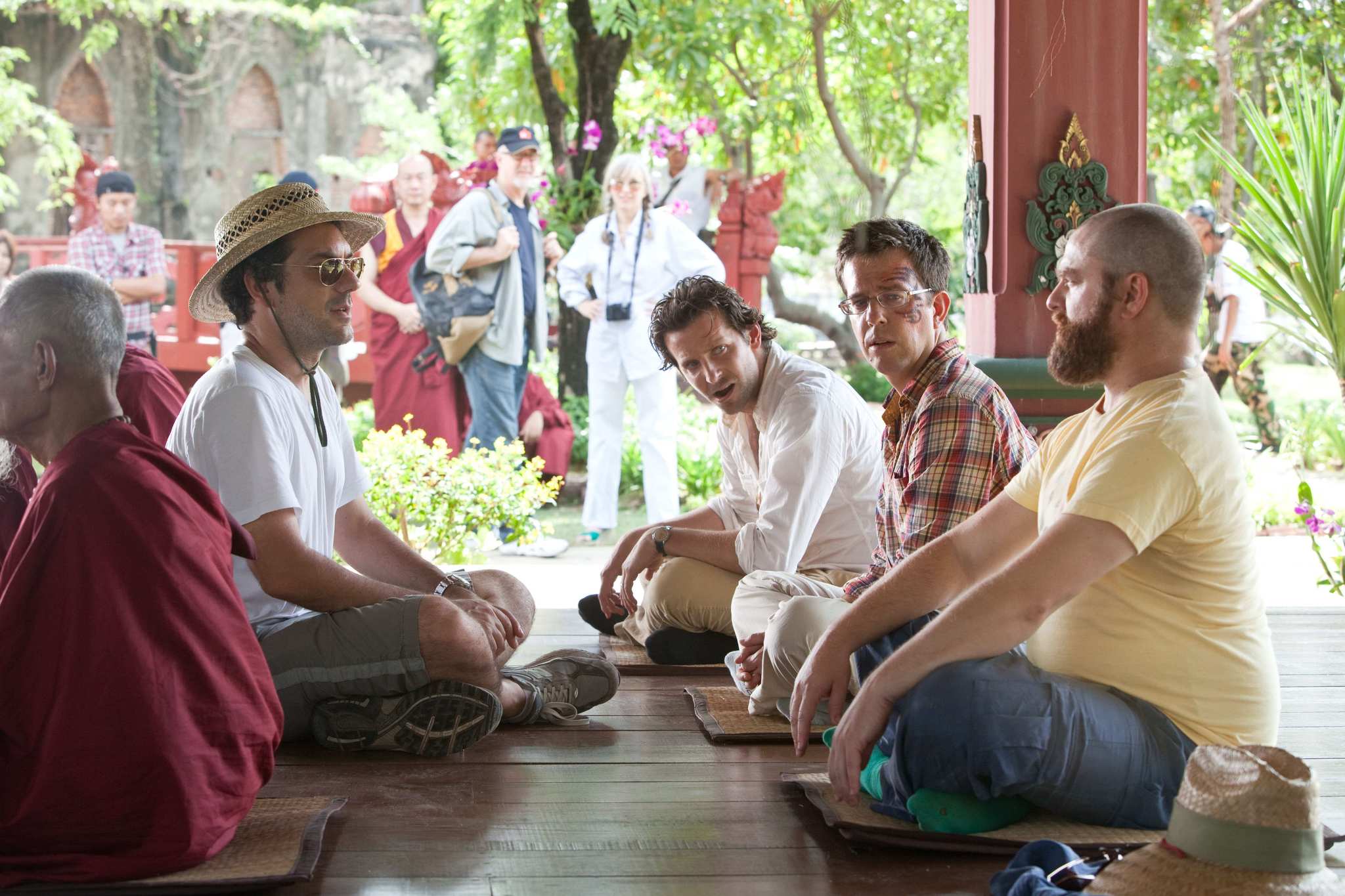 Still of Bradley Cooper, Zach Galifianakis, Todd Phillips and Ed Helms in Pagirios Tailande (2011)