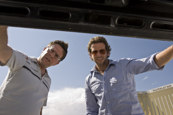 Still of Bradley Cooper and Ed Helms in Pagirios Las Vegase (2009)