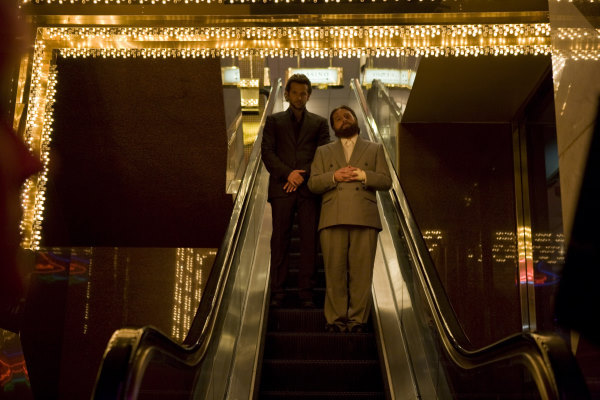 Still of Bradley Cooper and Zach Galifianakis in Pagirios Las Vegase (2009)