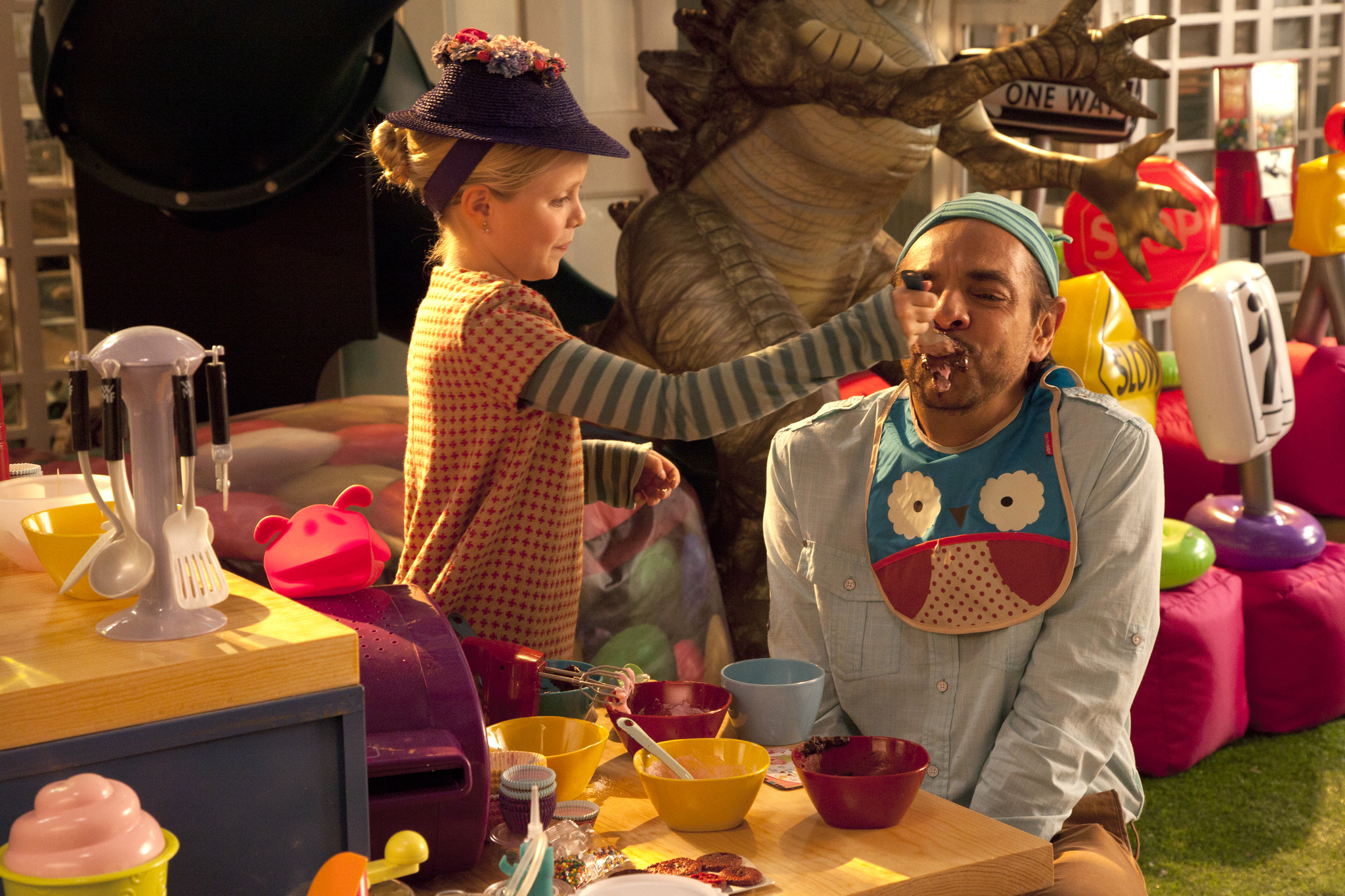 Still of Eugenio Derbez and Loreto Peralta in No se aceptan devoluciones (2013)