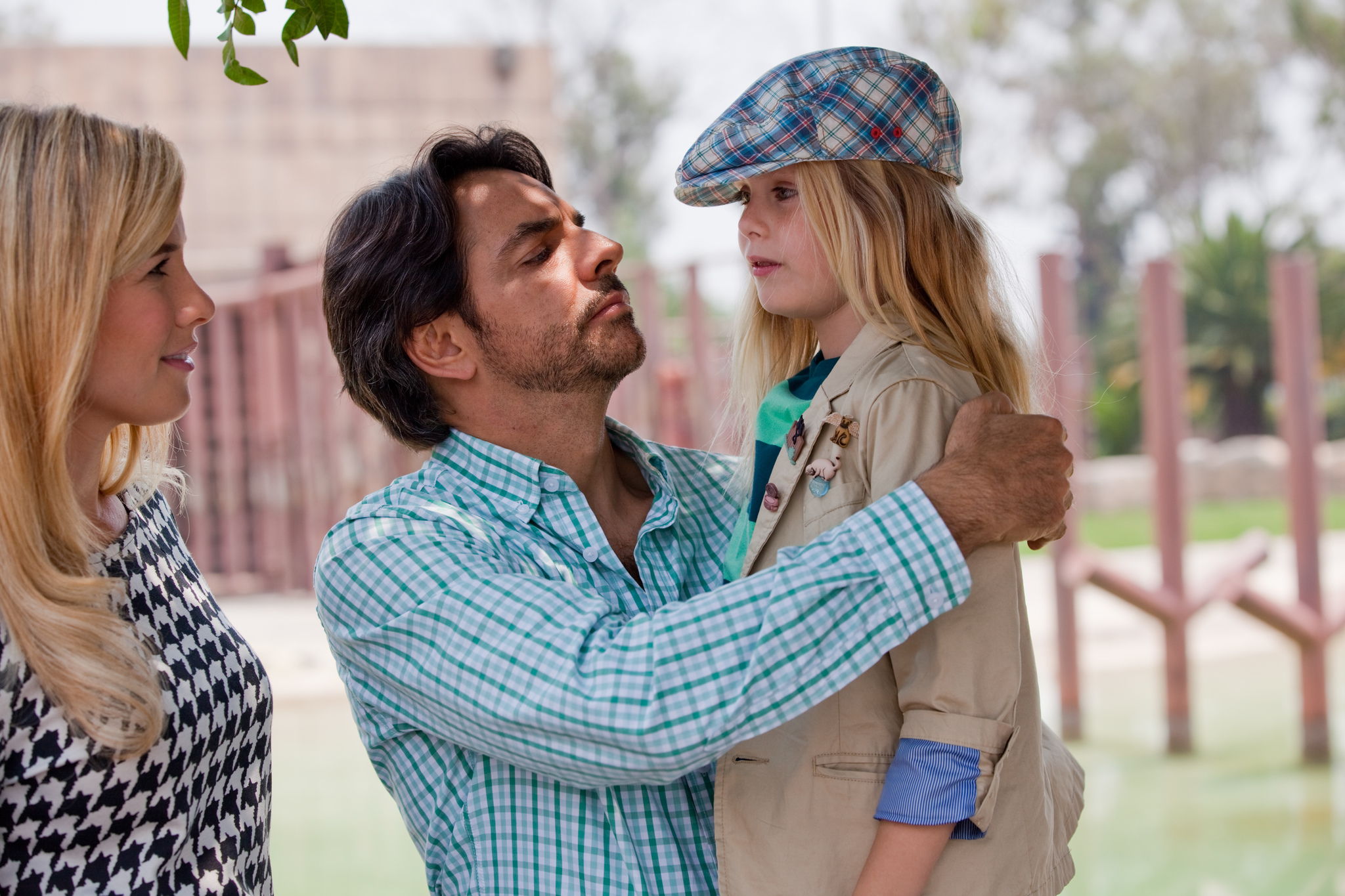 Still of Eugenio Derbez and Loreto Peralta in No se aceptan devoluciones (2013)