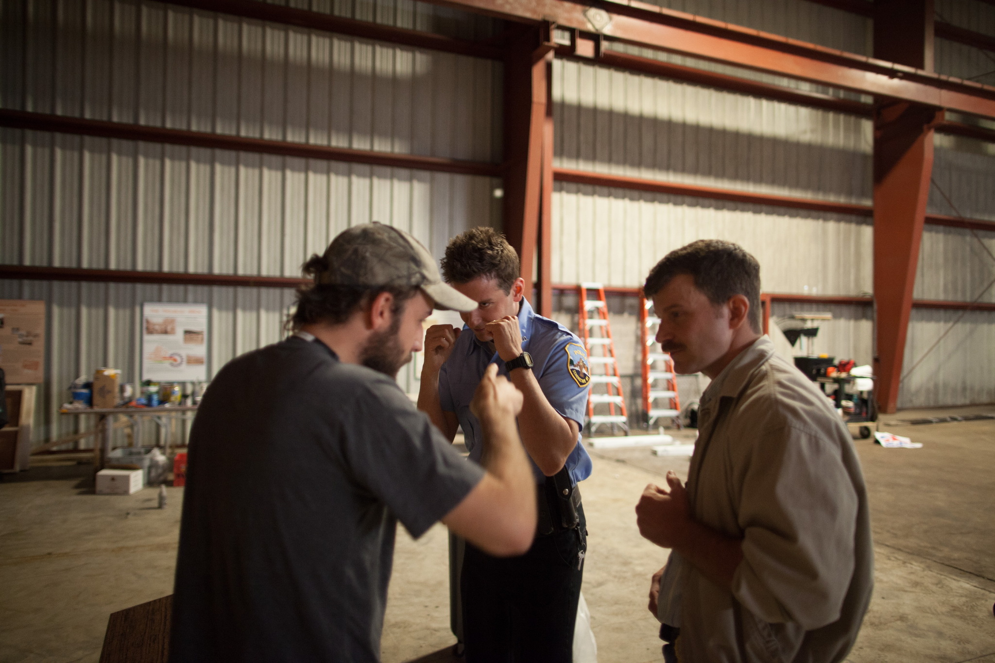 Still of Derek Cianfrance, Bradley Cooper and Ben Mendelsohn in Niujorko seselyje (2012)