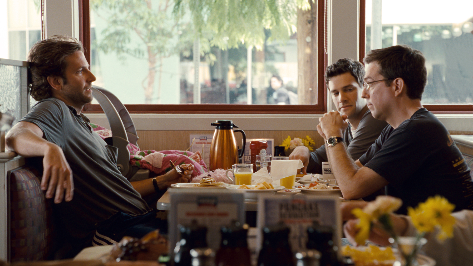 Still of Justin Bartha, Bradley Cooper and Ed Helms in Pagirios Tailande (2011)