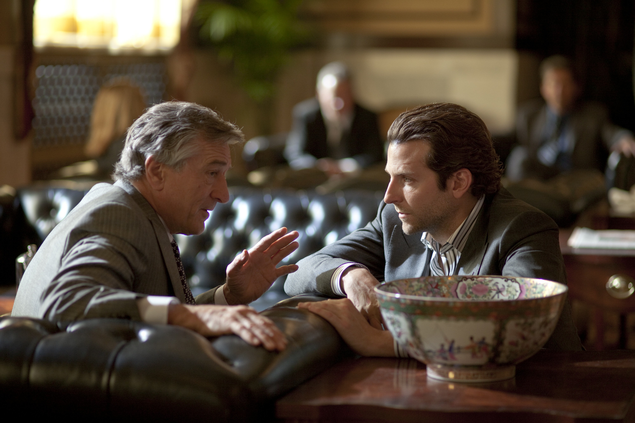 Still of Robert De Niro and Bradley Cooper in Salutinis efektas (2011)