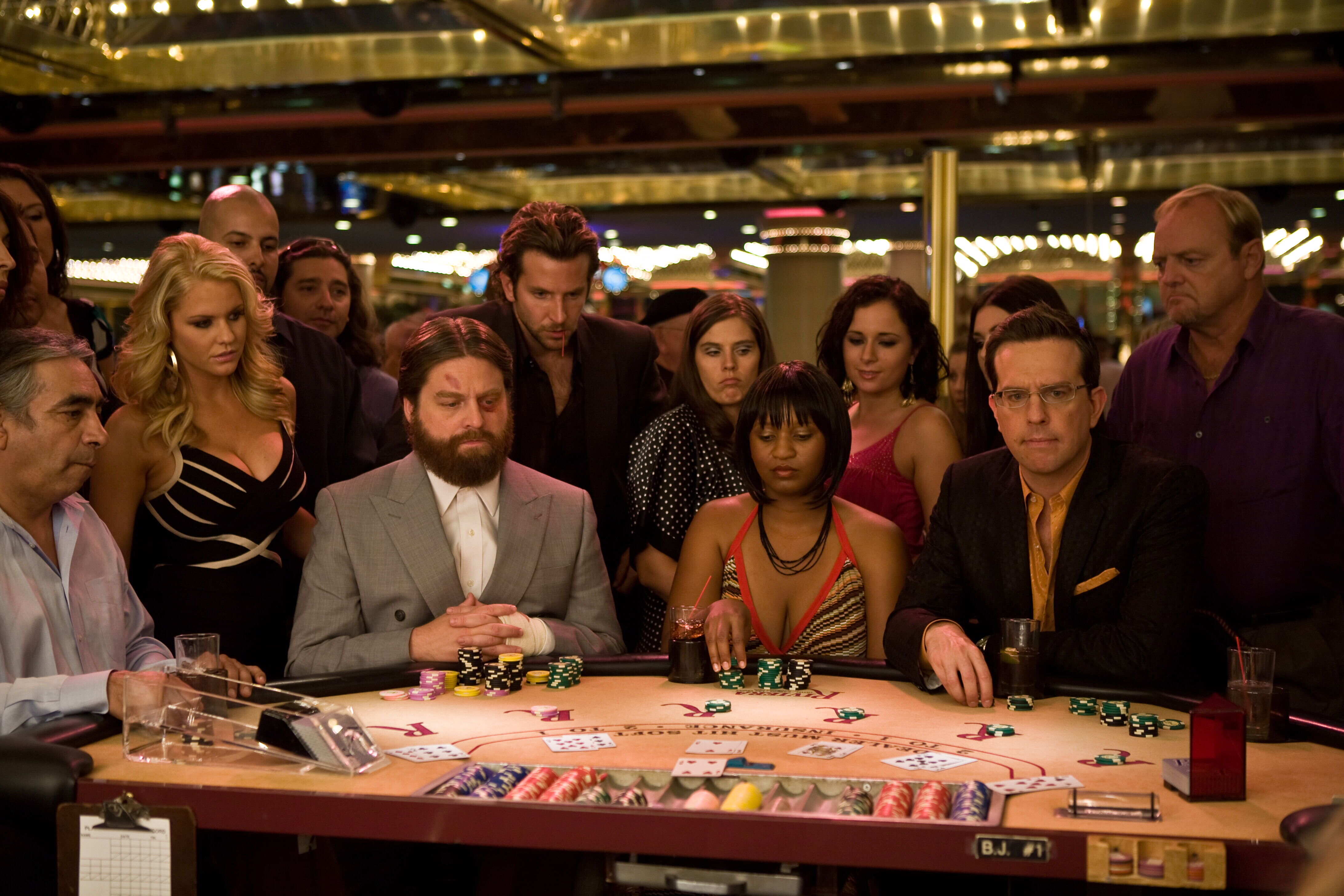 Still of Bradley Cooper, Zach Galifianakis and Ed Helms in Pagirios Las Vegase (2009)