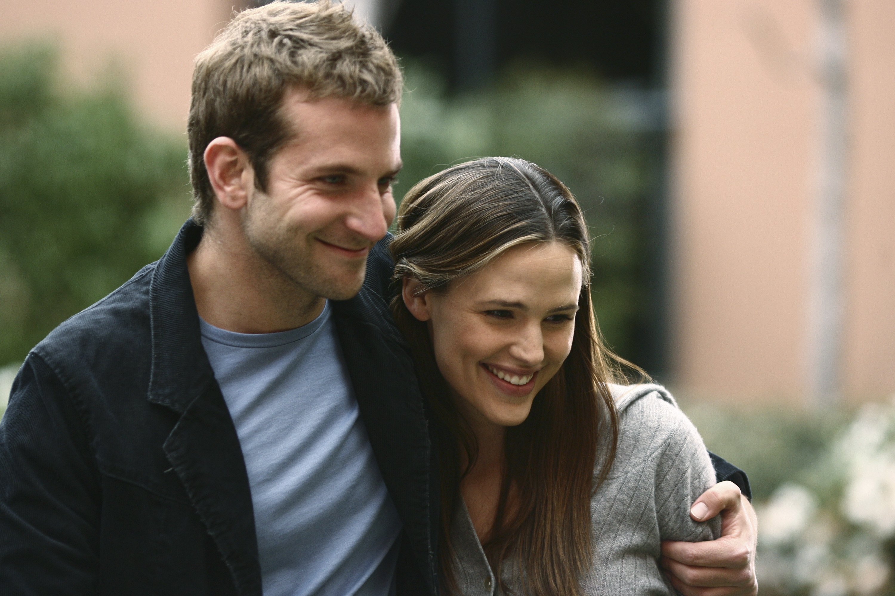 Still of Jennifer Garner and Bradley Cooper in Alias (2001)