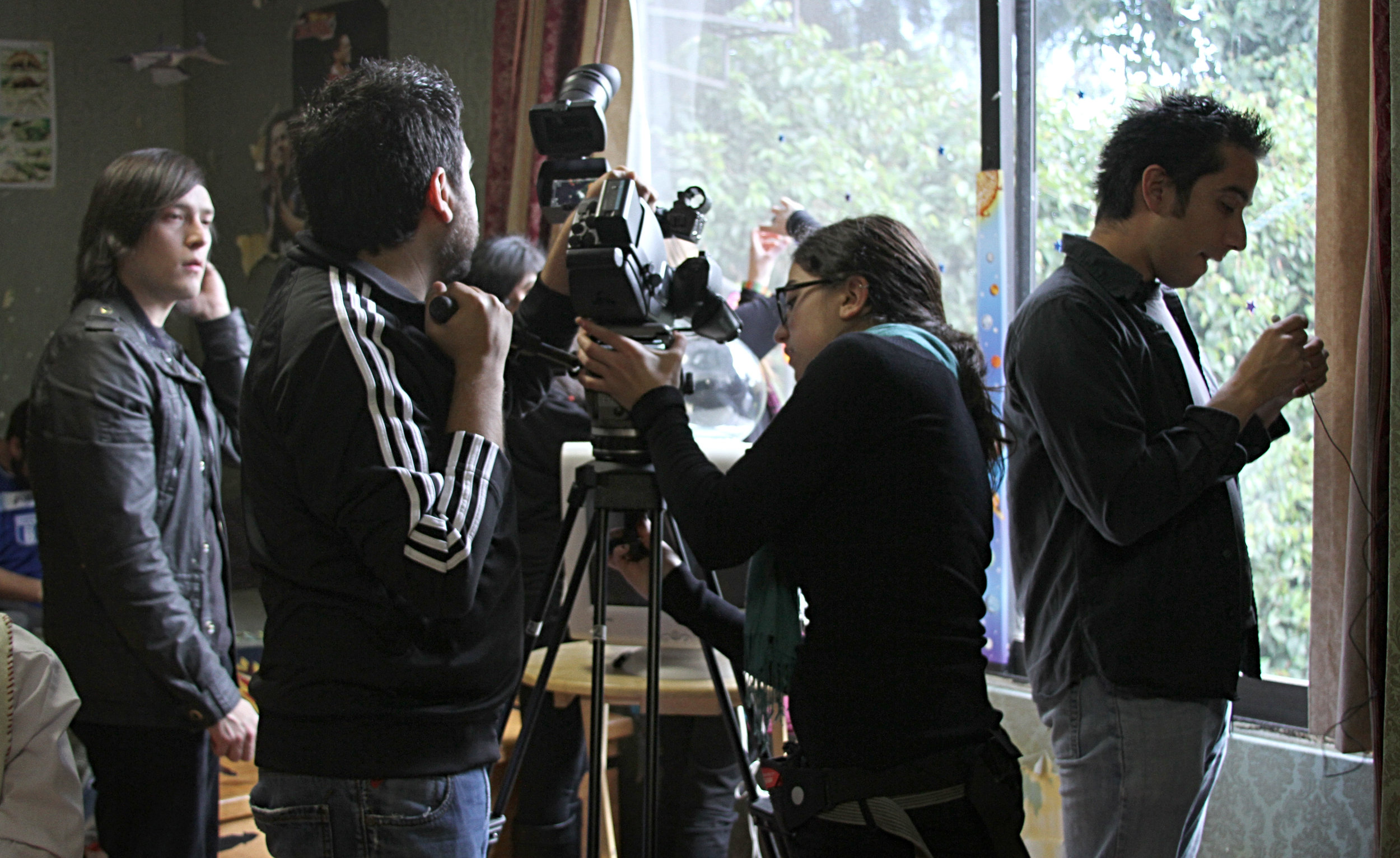 Vonno A. Ambriz (director), Mauricio Calderón (director of photography), Irene Melis (assistant camera) and Heck Carreón (sound designer) working in the first sequence of the film.