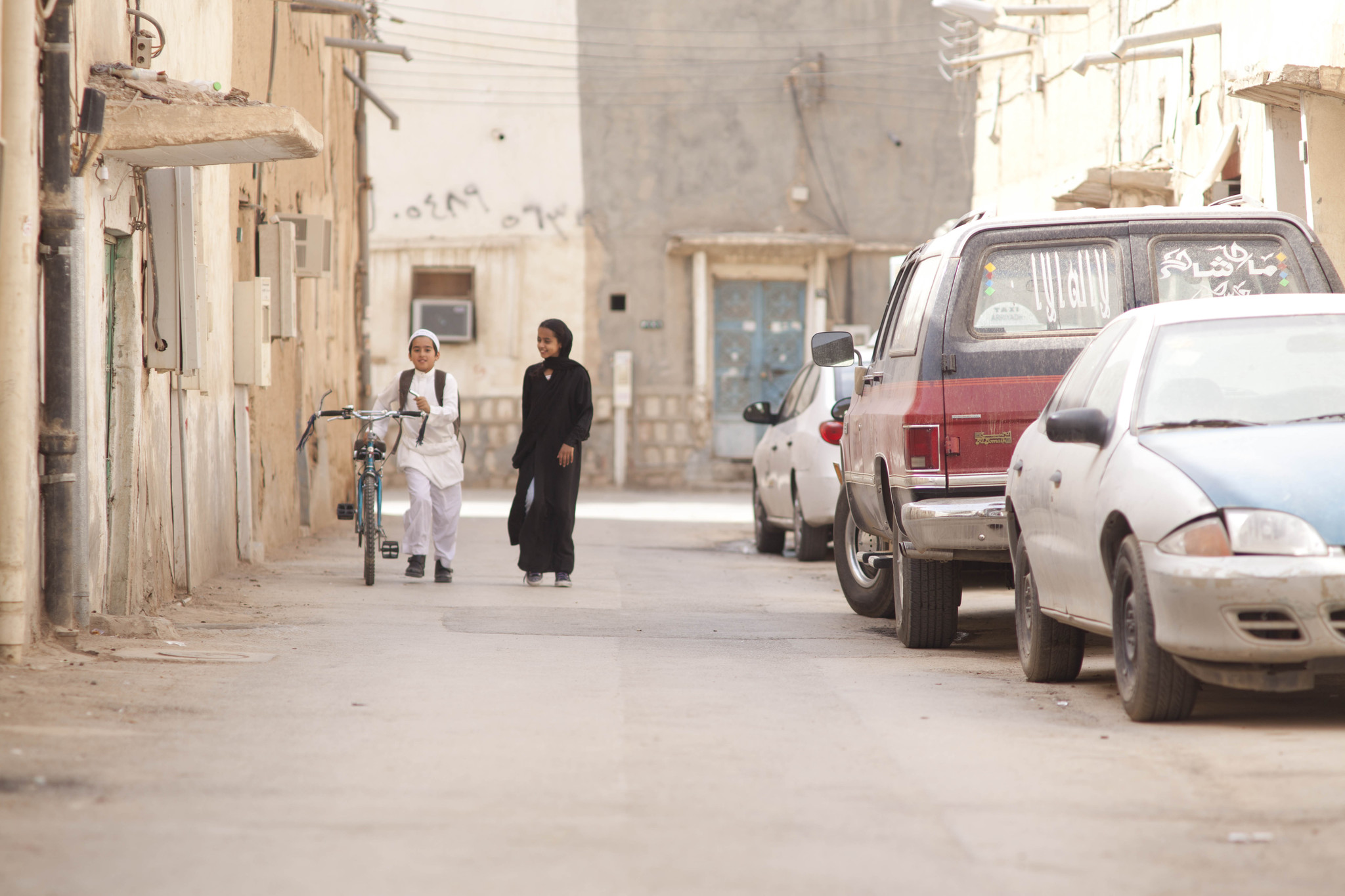 Still of Waad Mohammed and Abdullrahman Al Gohani in Wadjda (2012)