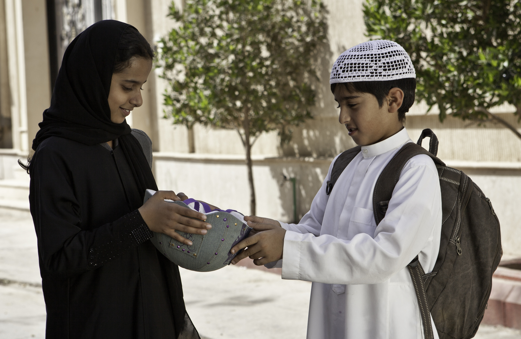 Still of Waad Mohammed and Abdullrahman Al Gohani in Wadjda (2012)