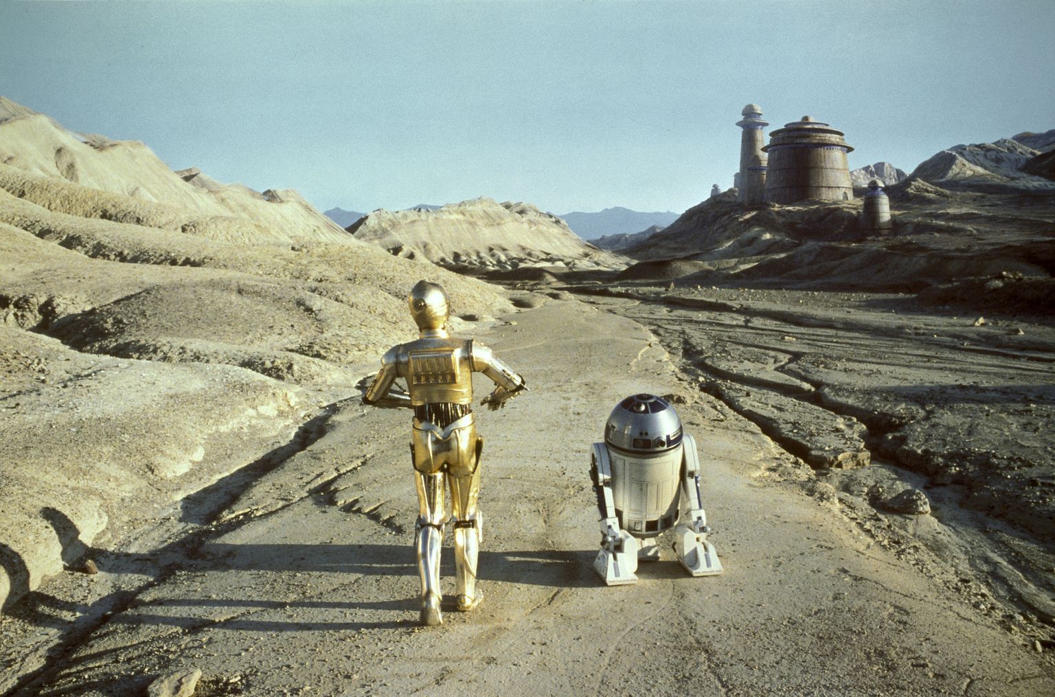 Still of Anthony Daniels and Kenny Baker in Zvaigzdziu karai. Dzedajaus sugrizimas (1983)