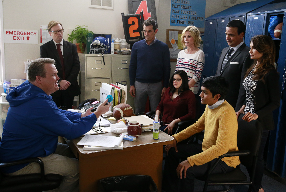 Still of Benjamin Bratt, Anjali Bhimani, Julie Bowen, Ty Burrell, Andrew Daly, Ajay Mehta, Eric Stonestreet, Ariel Winter and Suraj Partha in Moderni seima (2009)