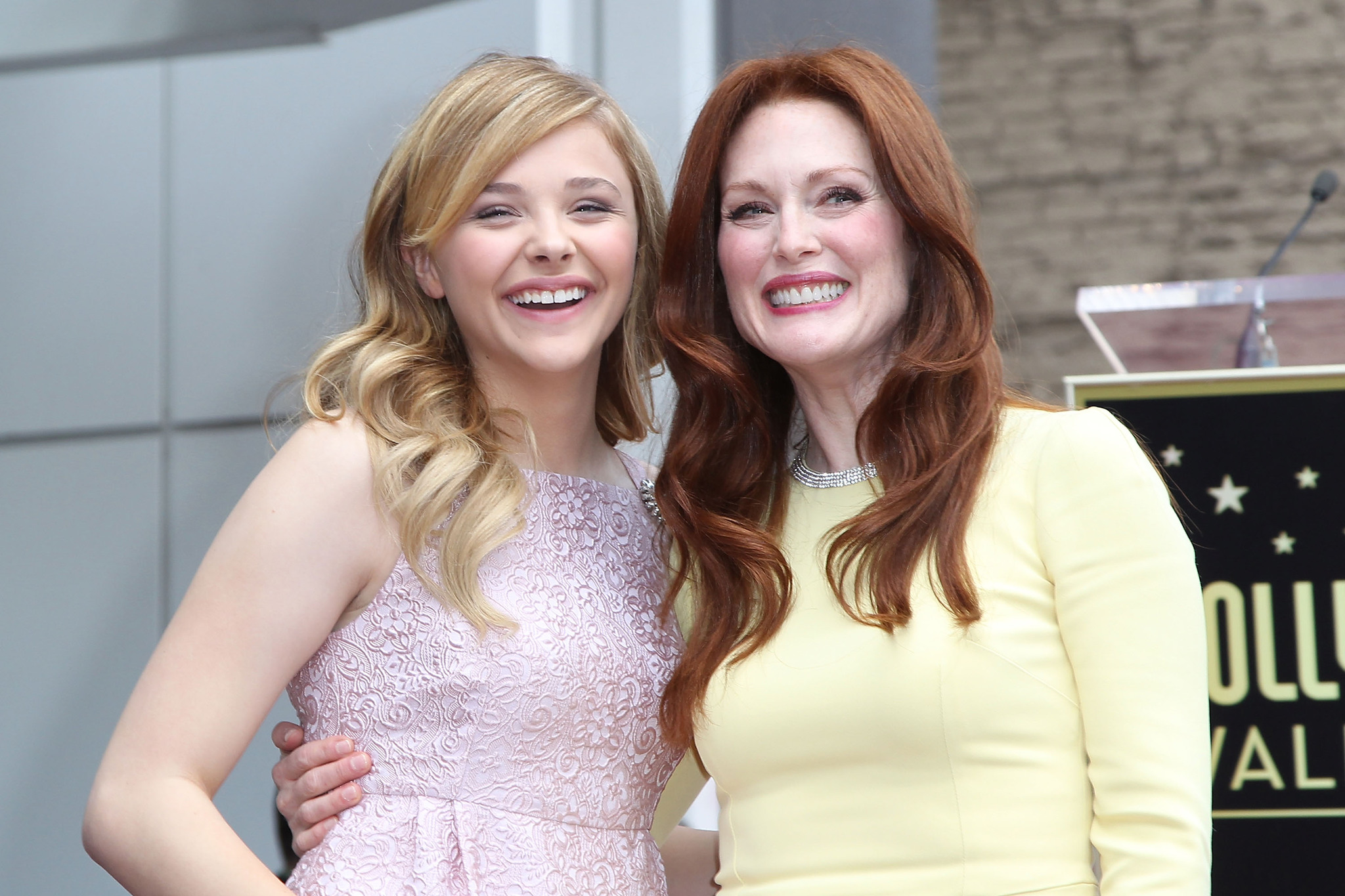 Julianne Moore and Chloë Grace Moretz at event of Kere (2013)