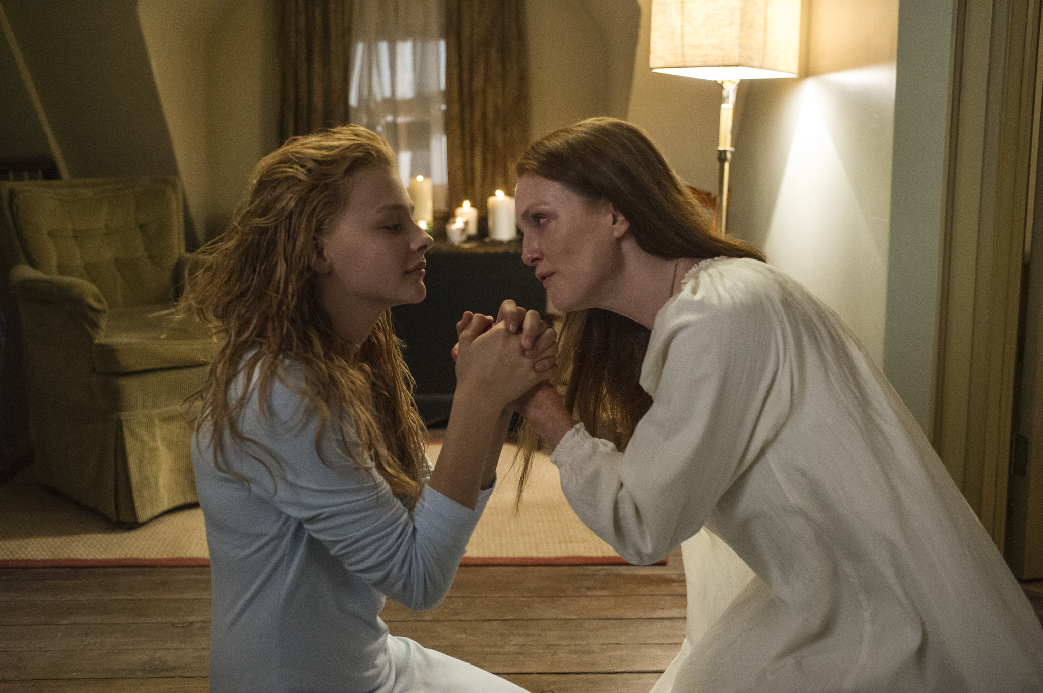 Still of Julianne Moore and Chloë Grace Moretz in Kere (2013)