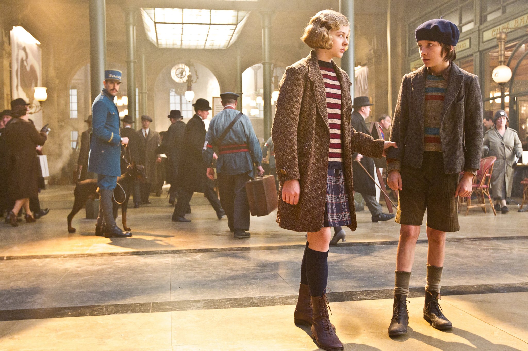 Still of Sacha Baron Cohen, Chloë Grace Moretz and Asa Butterfield in Hugo isradimas (2011)