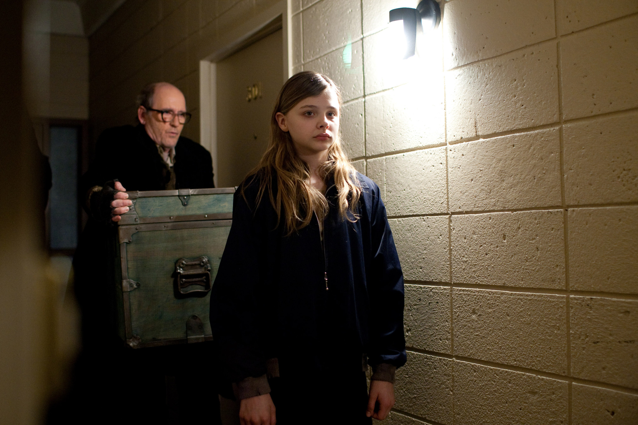 Still of Richard Jenkins and Chloë Grace Moretz in Let Me In (2010)