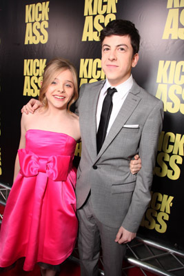 Chloë Grace Moretz and Christopher Mintz-Plasse at event of Ateini cia arba gausi i duda! (2010)